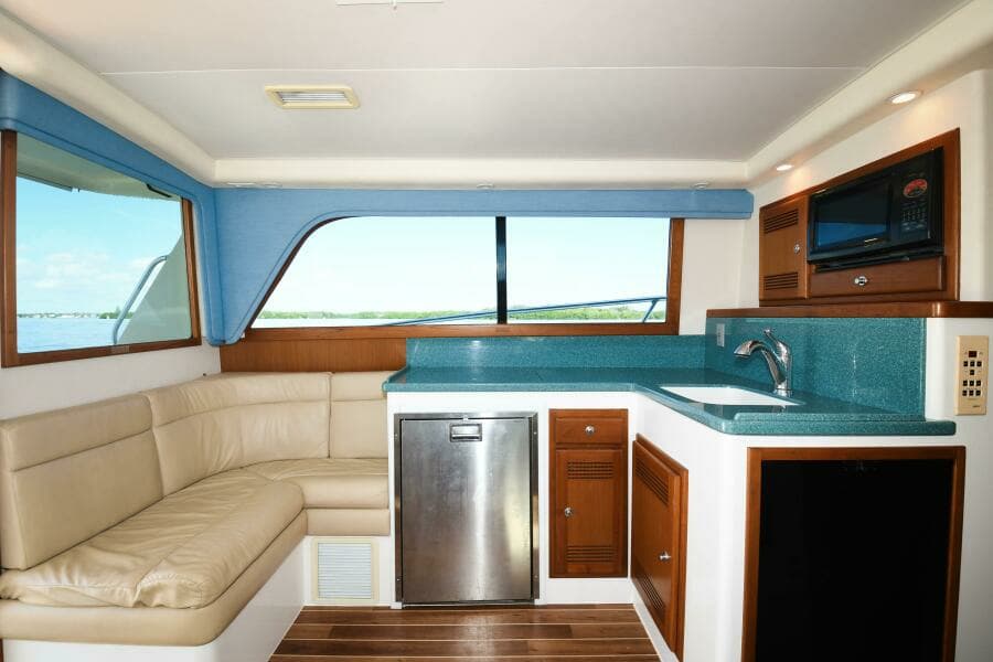 2001 35 Cabo Flybridge - VIKINGOS - Salon/Galley