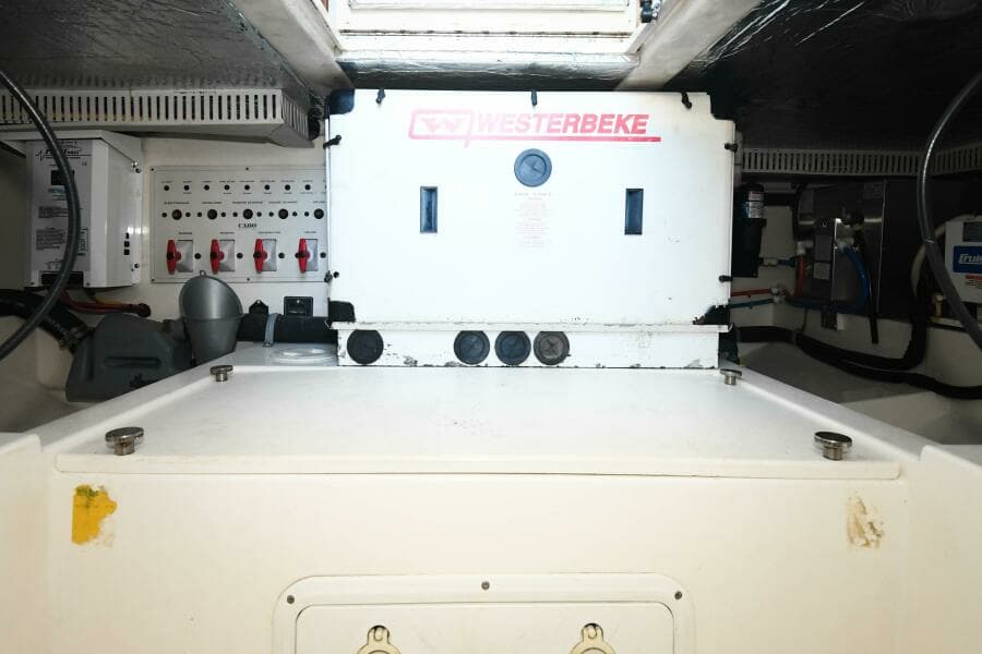 2001 35 Cabo Flybridge - VIKINGOS - Engine Room