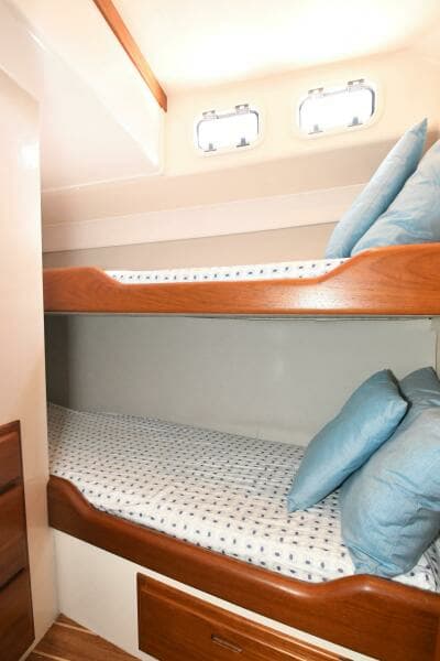 2001 35 Cabo Flybride - VIKINGOS - Guest Stateroom