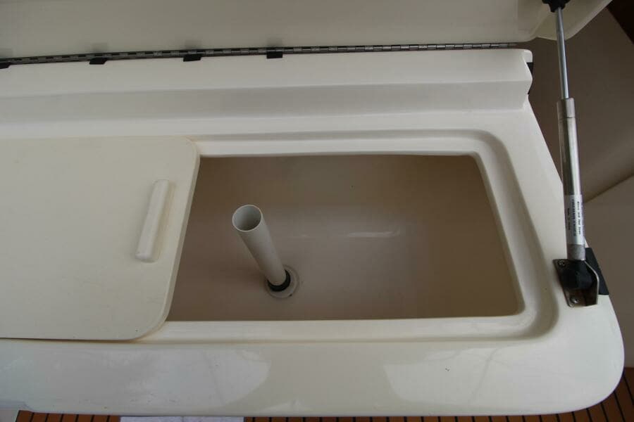 Albemarle 32 Express Livewell