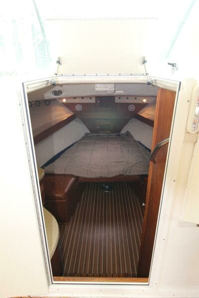 Albemarle 32 Express Fwd Cabin