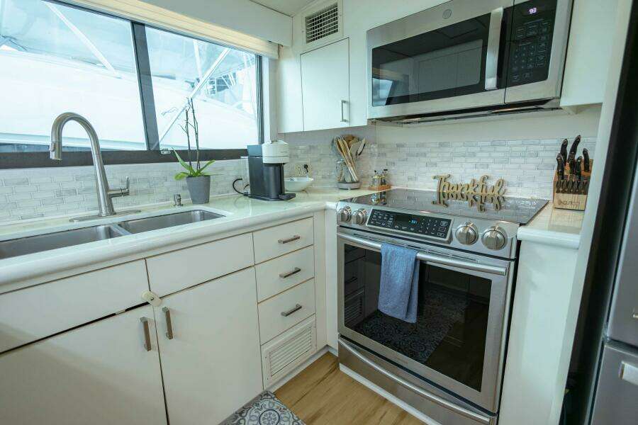 1989 Hatteras Cockpit Motor Yacht