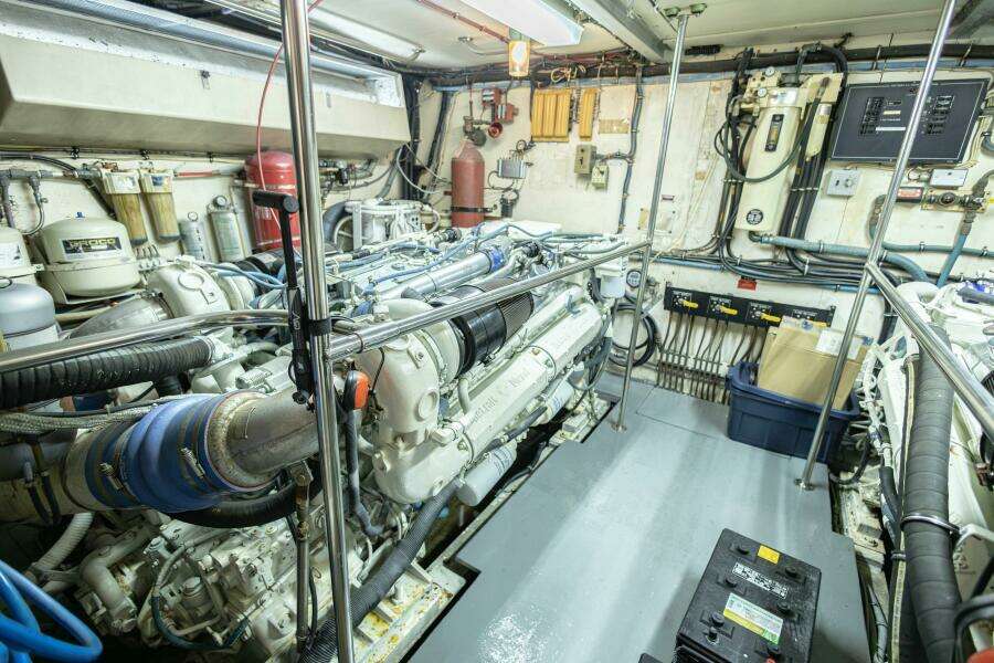 1989 Hatteras Cockpit Motor Yacht