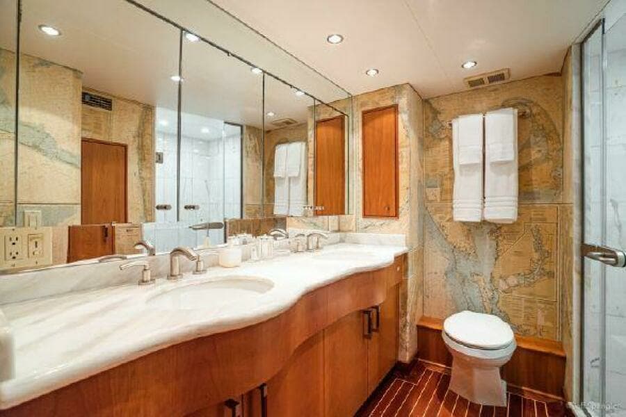 2008 77 Enclosed Bridge "Desperado"-Master Head