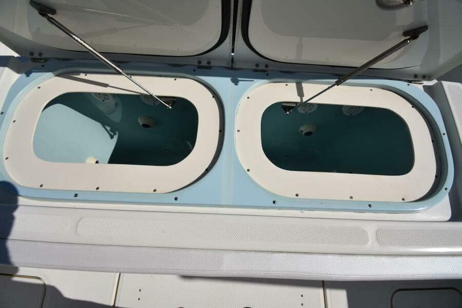 2012 42 Hydra-Sports SF - A Salt Weapon - Cockpit Live Well