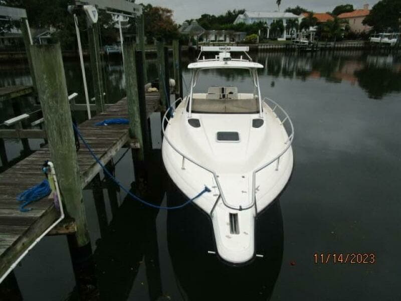 34' Intrepid forward profile