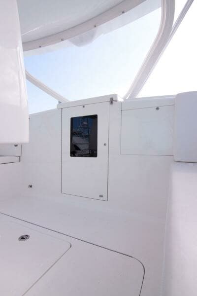 Out Island 38 Express-Helm Area