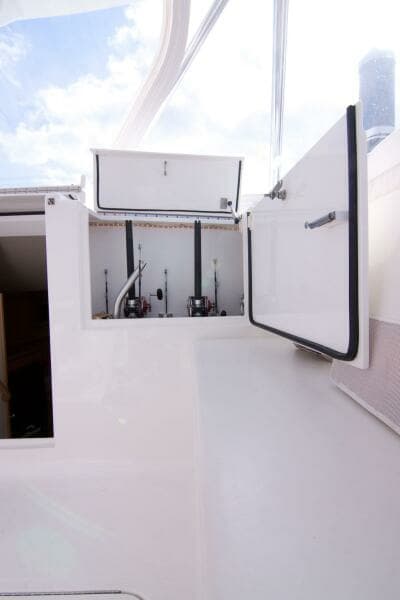 Out Island 38 Express-Helm Area