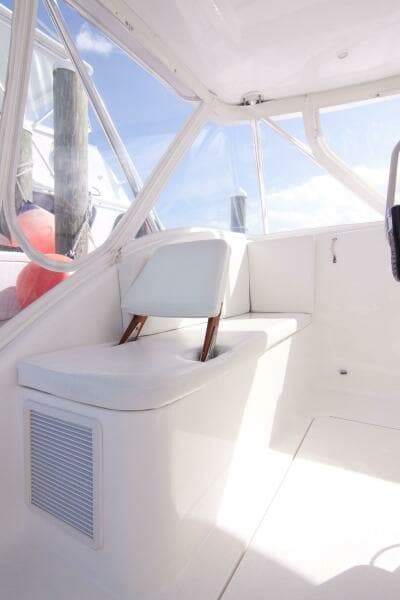 Out Island 38 Express-Helm Area