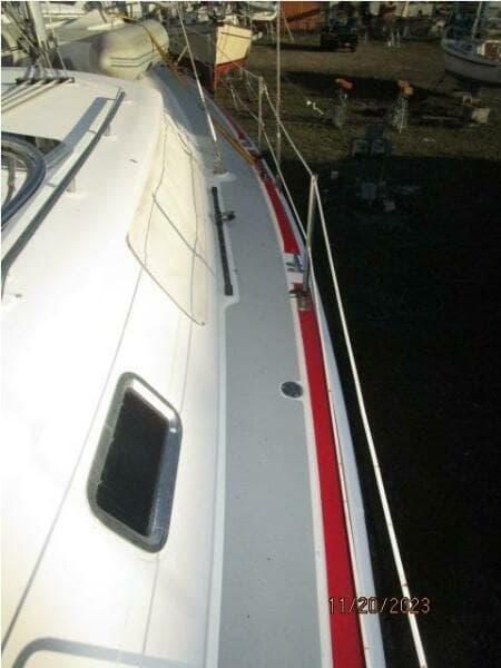 41' Hunter starboard side deck