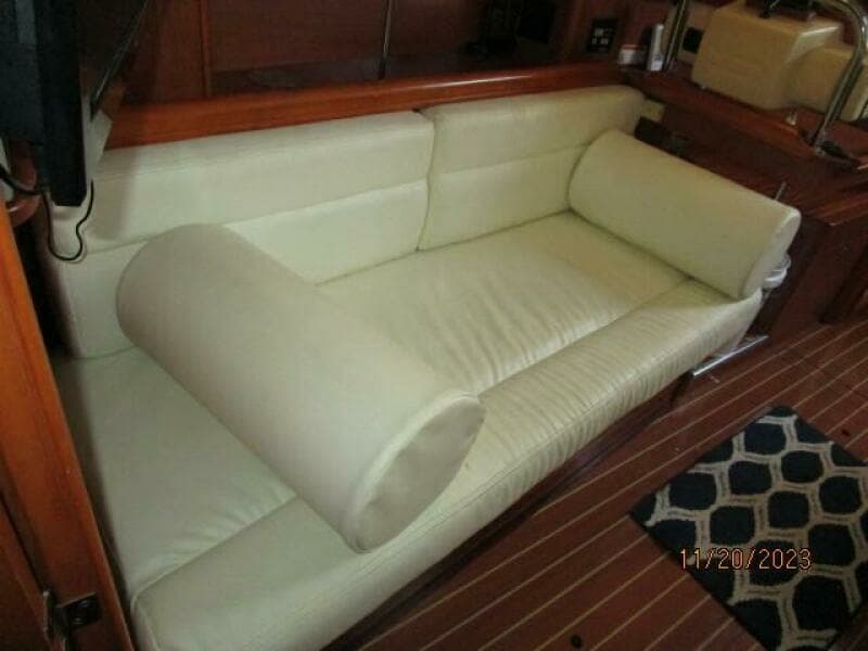 41' Hunter salon sofa1