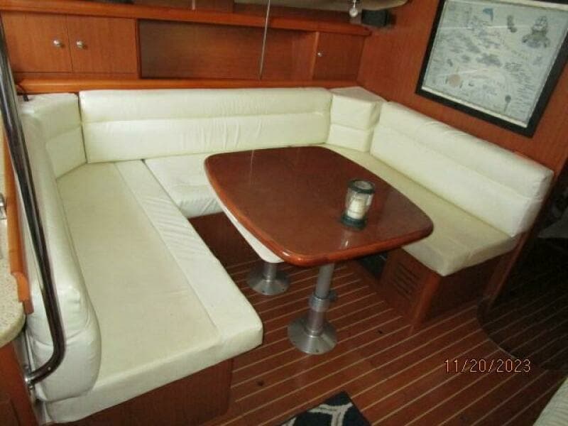 41' Hunter salon settee1