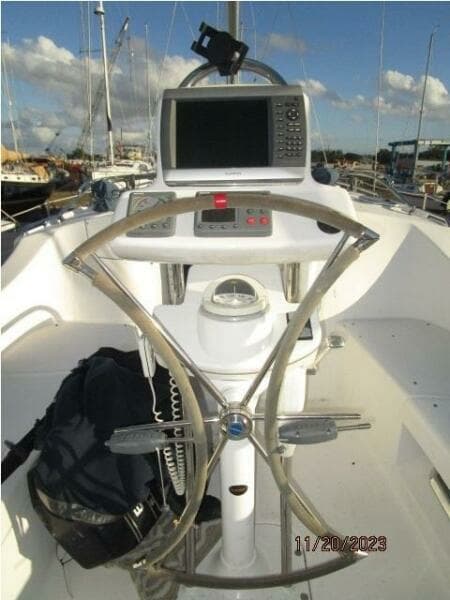 41' Hunter cockpit helm