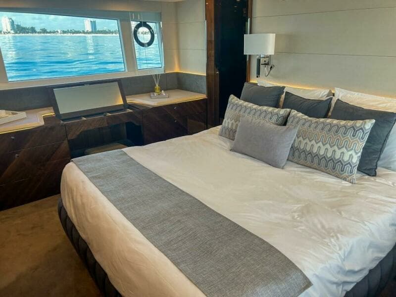 2024 Fairline Squadron 68