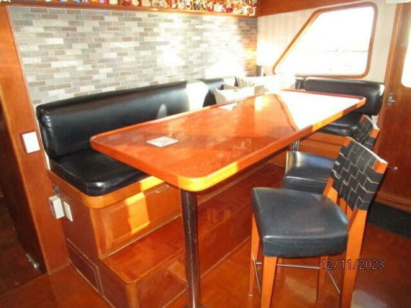 72' DeFever pilothouse seating