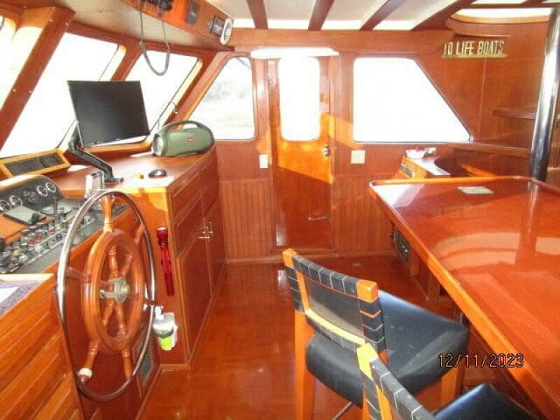 72' DeFever pilothouse starboard