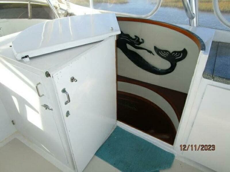 72' DeFever flybridge-pilothouse stairs