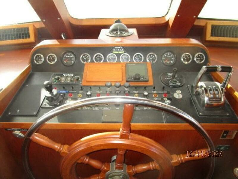 72' DeFever pilothouse helm