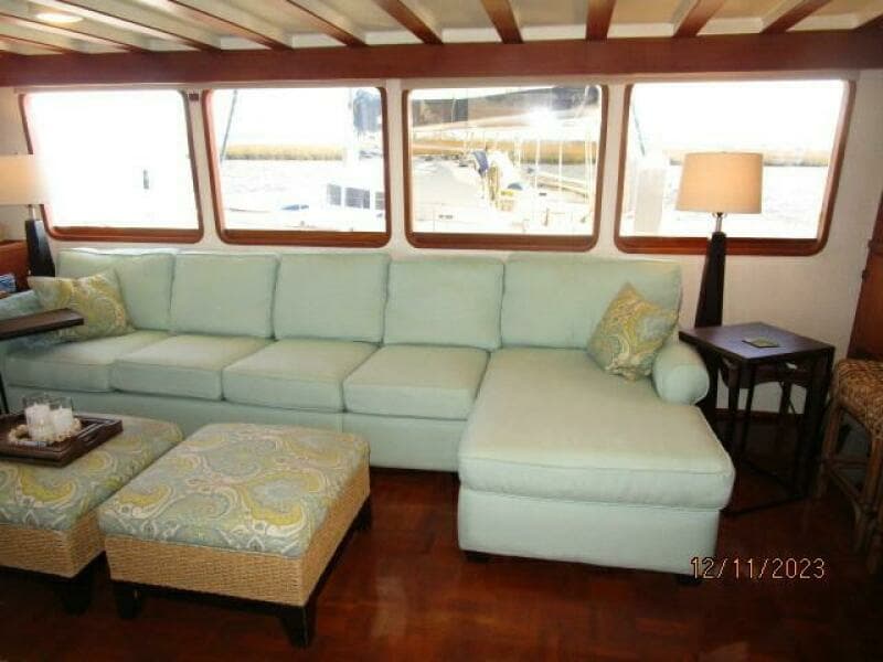 72' DeFever salon port