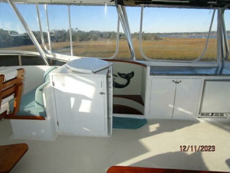 72' DeFever flybridge starboard
