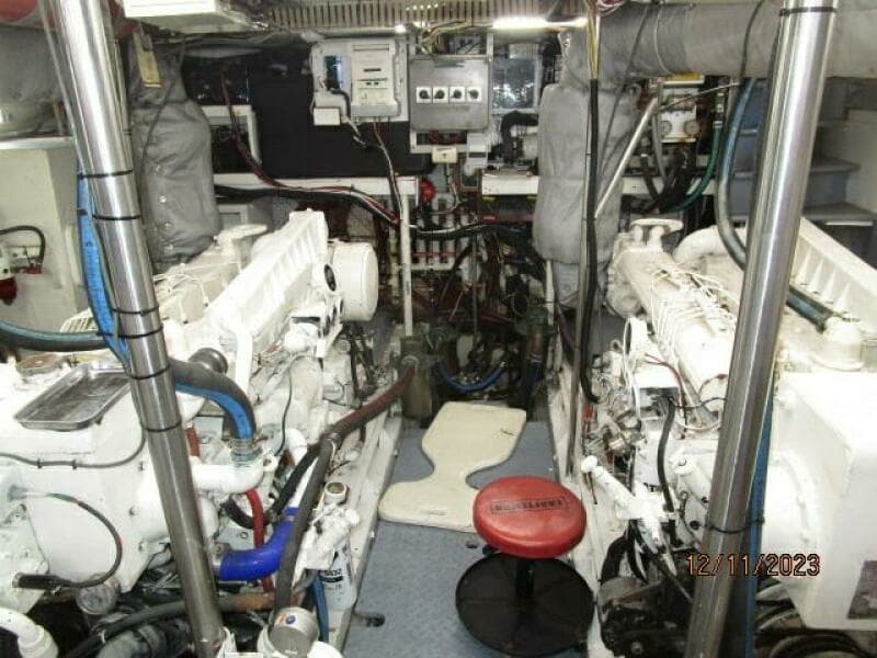 72' DeFever engine room forward