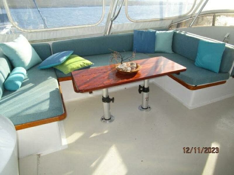 72' DeFever flybridge port seating