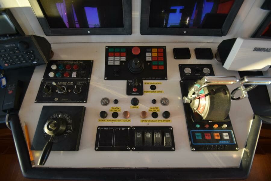 2006 Farmont 70 Expedition Yacht