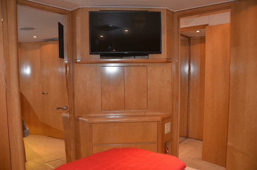Hatteras SF Down Time - VIP Stateroom