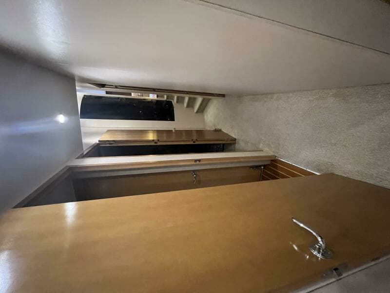 Hatteras SF Down Time - Companionway