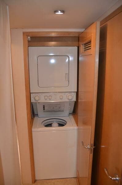 Hatteras SF Down Time - Laundry