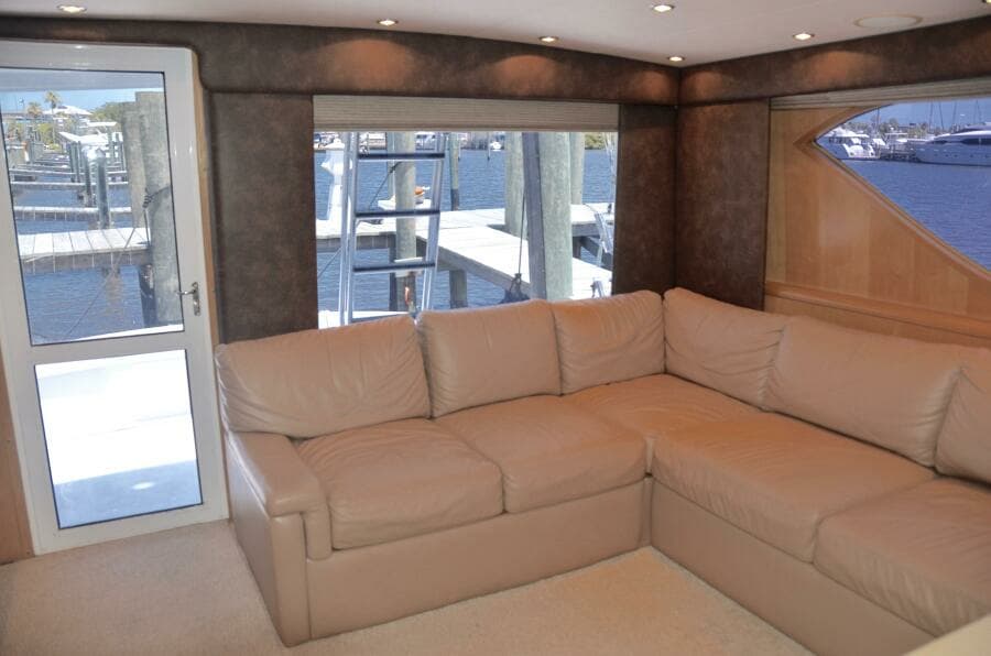 Hatteras SF Down Time - Salon