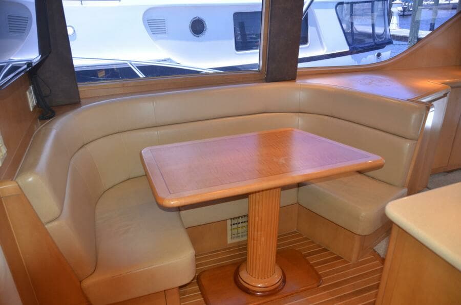 Hatteras SF Down Time - Dinette