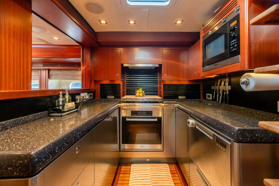 2011 Alia Yachts Warwick 82 LK