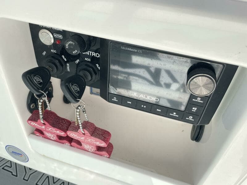 2022 Caymas 28 HB Twin