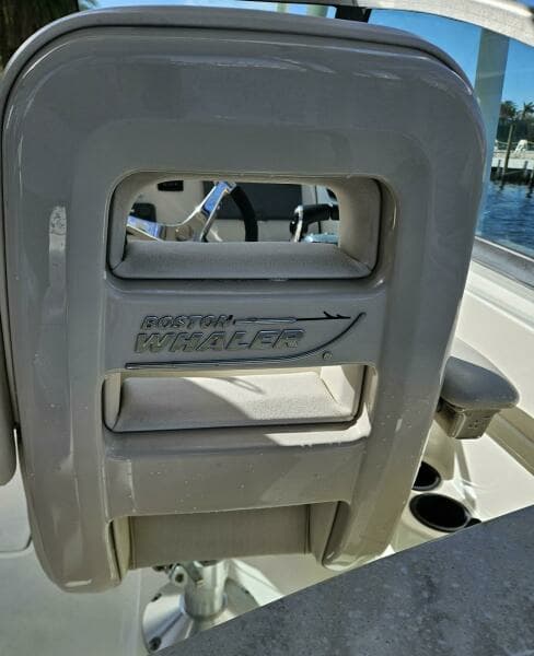 2016 Boston Whaler 270 Vantage