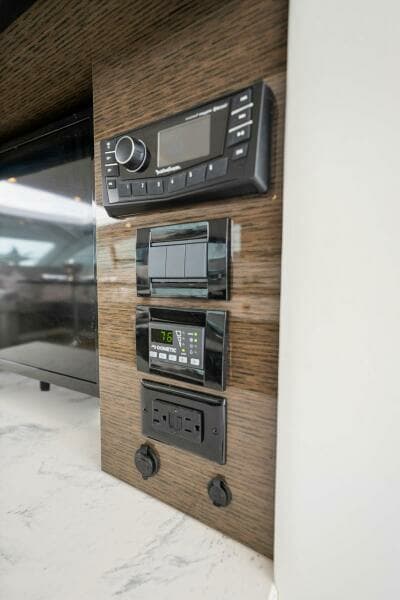 2020 46 Cruisers Cantius - Sweet Caroline - Cockpit Stereo