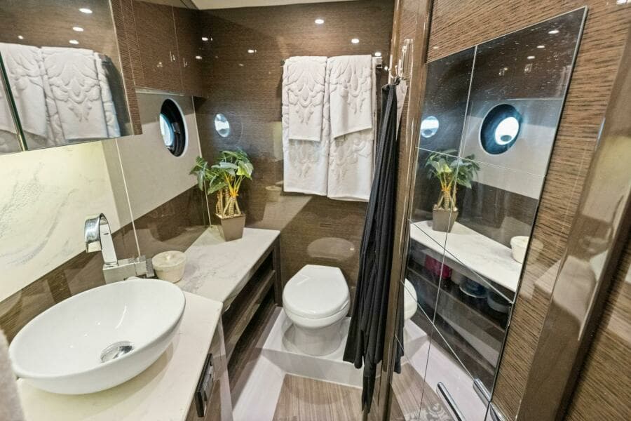 2020 46 Cruisers Cantius - Sweet Caroline - Master Head & Shower