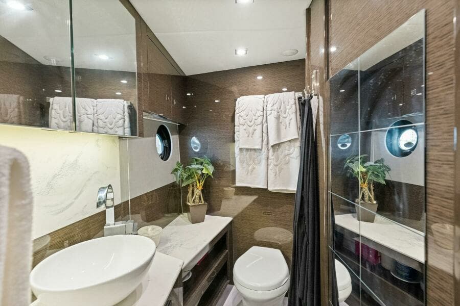 2020 46 Cruisers Cantius - Sweet Caroline - Master Head & Shower