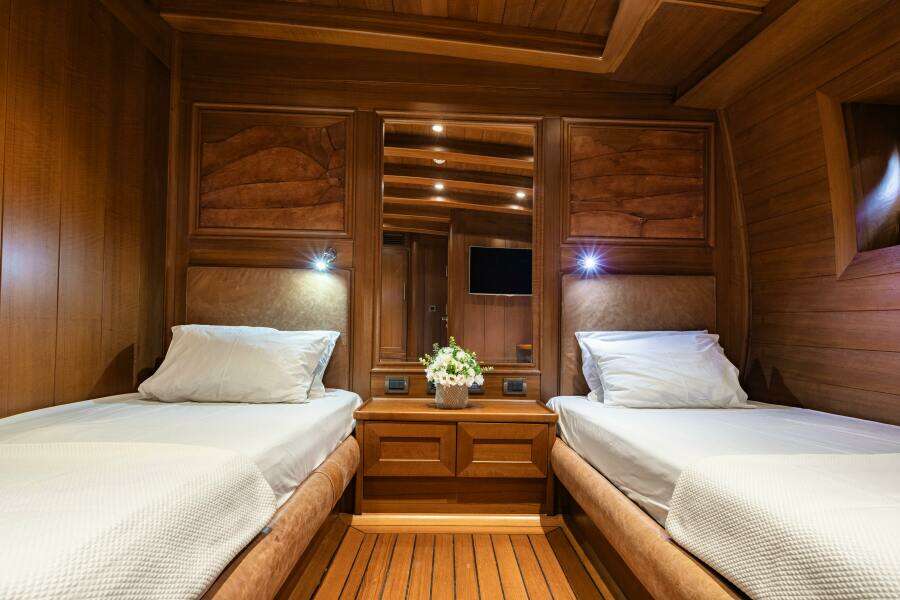 2013 East Yachting Custom