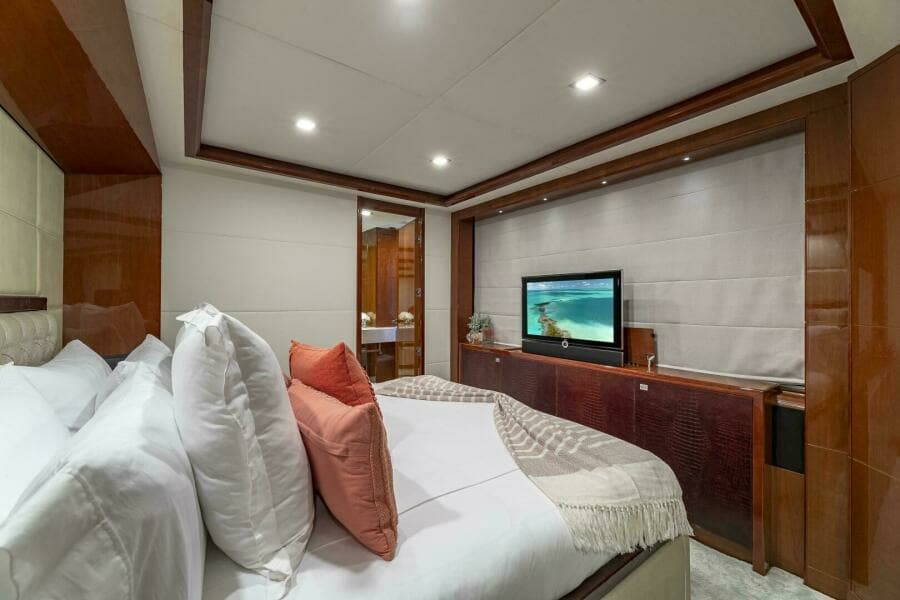 2012 Princess 104 - VIP statroom