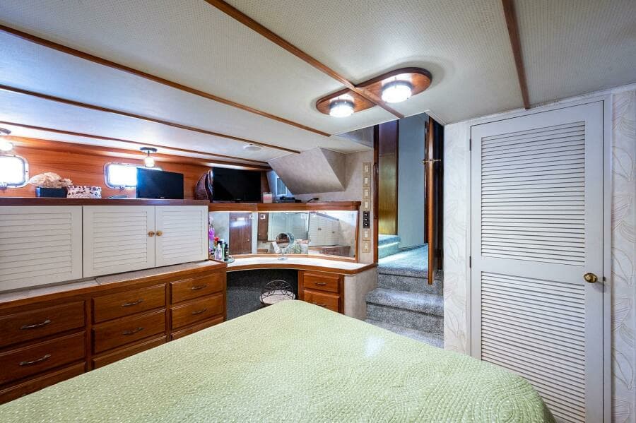 1986 Tollycraft Pilothouse