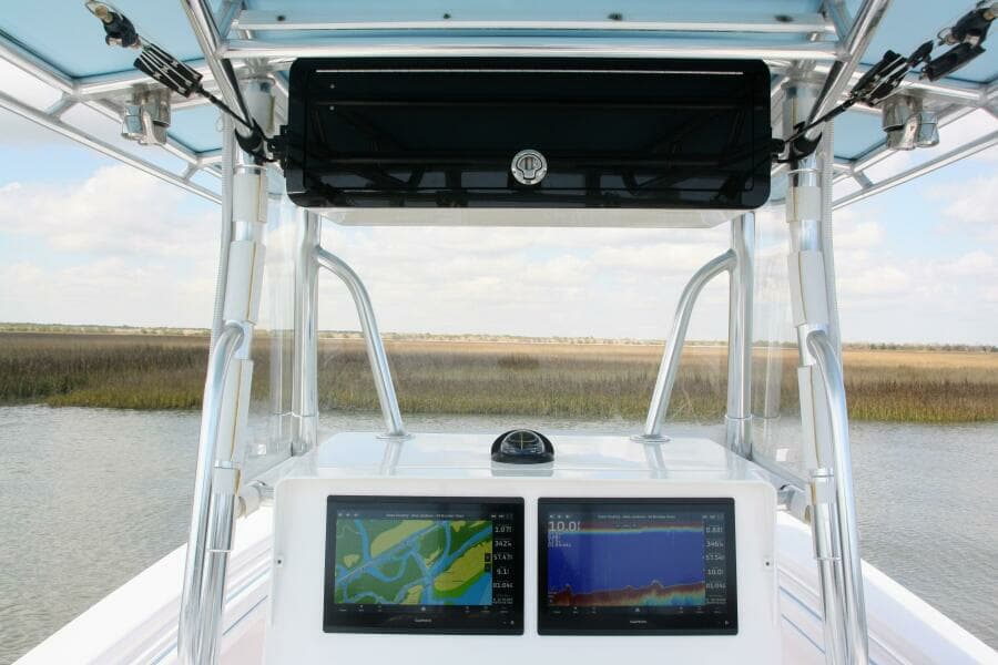 32 Contender 32ST- Helm