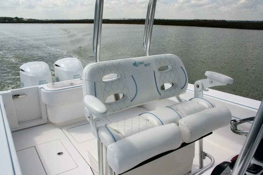 32 Contender 32ST- Cockpit 