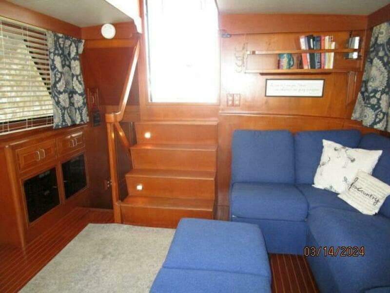48' Camargue salon aft