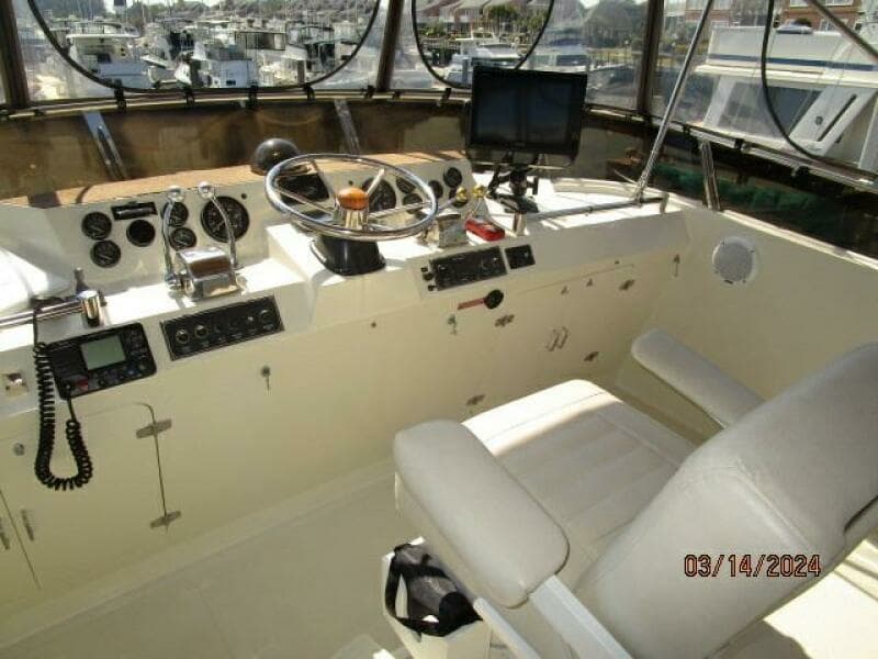48' Camargue flybridge helm1