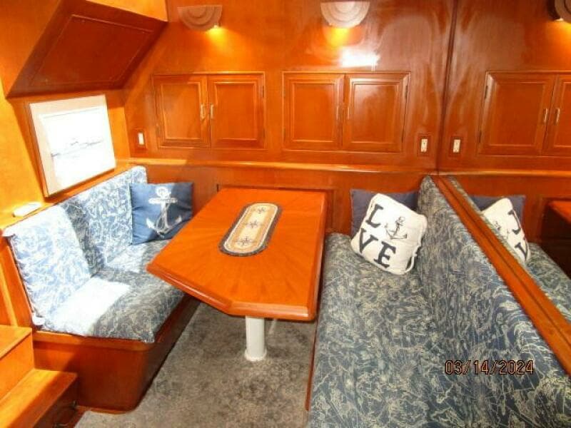 48' Camargue dinette2