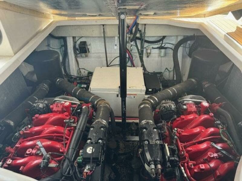 2005 Larson 370 Cabrio