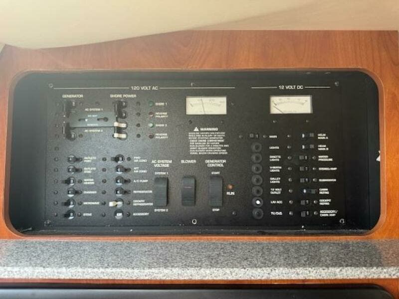 2005 Larson 370 Cabrio