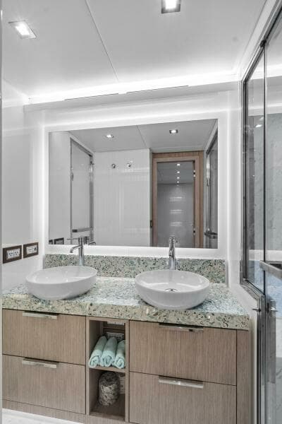 2021 Monte Carlo Yachts MCY 76 Skylounge