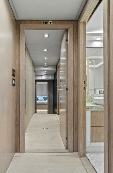 2021 Monte Carlo Yachts MCY 76 Skylounge